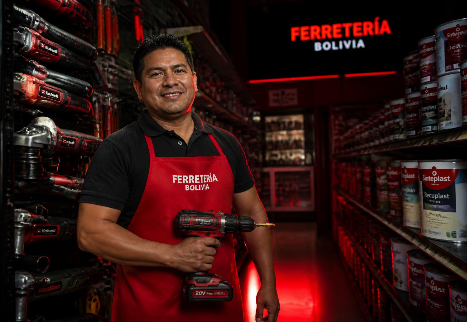 Asesor de ACE Hardware Bolivia con taladro en tienda